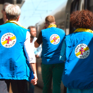 Neue Dienstjacken für Bahnhofsmission Würzburg