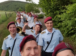 Neue Uniformhemden für den Musikverein Albaum