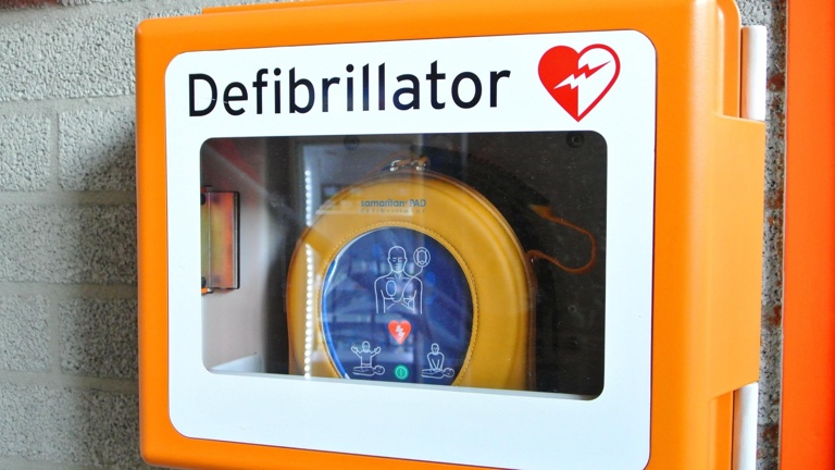 Anschaffung Defibrillator an der Außensportanlage TV Hösbach