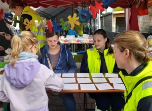 Helfen. Retten. Bilden. - Sichtbarkeit mit Pavillon und Würfelwand