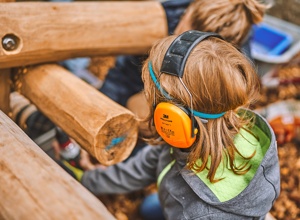 Ein Dorf für die Unterstufe – Kinder bauen ihr Spielhaus selbst!