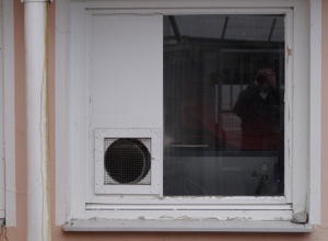 Austausch maroder Fenster am Hundehaus