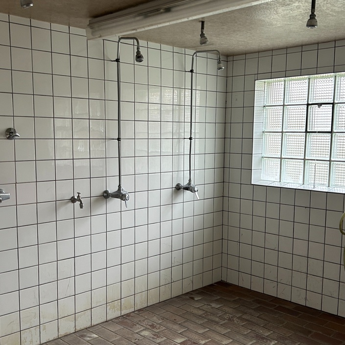 Renovierung der Umkleidekabinen und Duschen