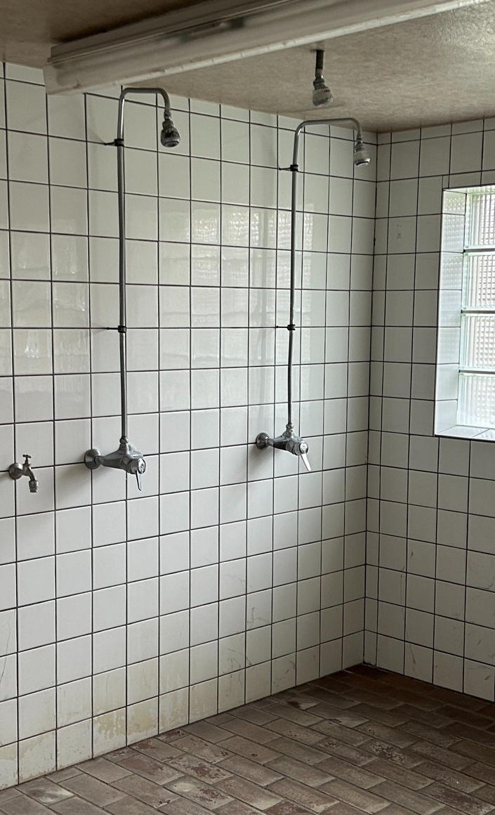 Renovierung der Umkleidekabinen und Duschen