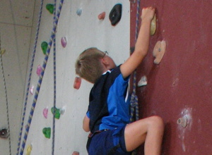 Neue Klettergriffe für den Kletterturm Sinbronn