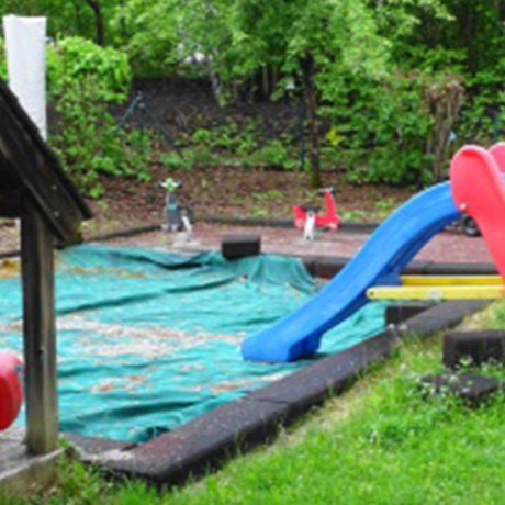 Neue Spielgeräte für den Kinderpark der NBH Vat.