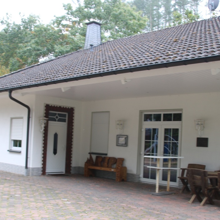 Neue Tische + Stühle für das Dorfgemeinschaftshaus in Repe