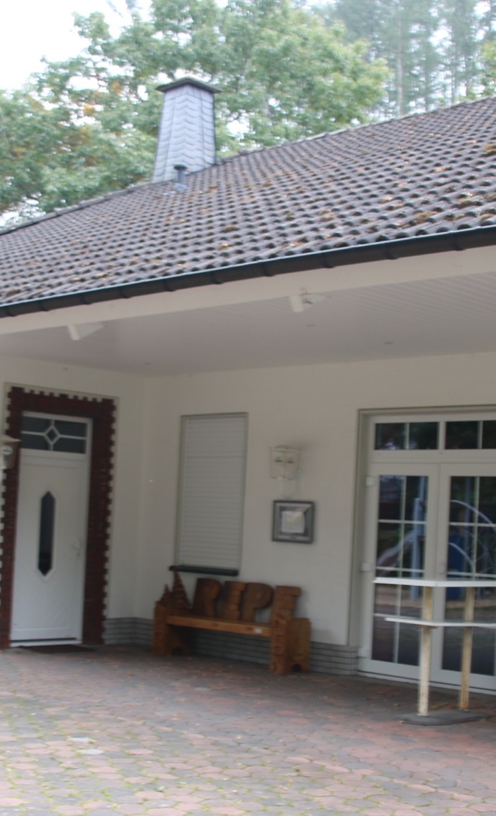 Neue Tische + Stühle für das Dorfgemeinschaftshaus in Repe