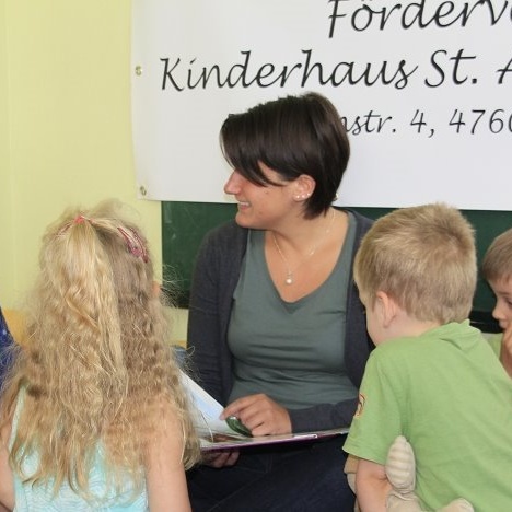 Vorlesespaß mit neuen Büchern im Kiga St. Adelheid