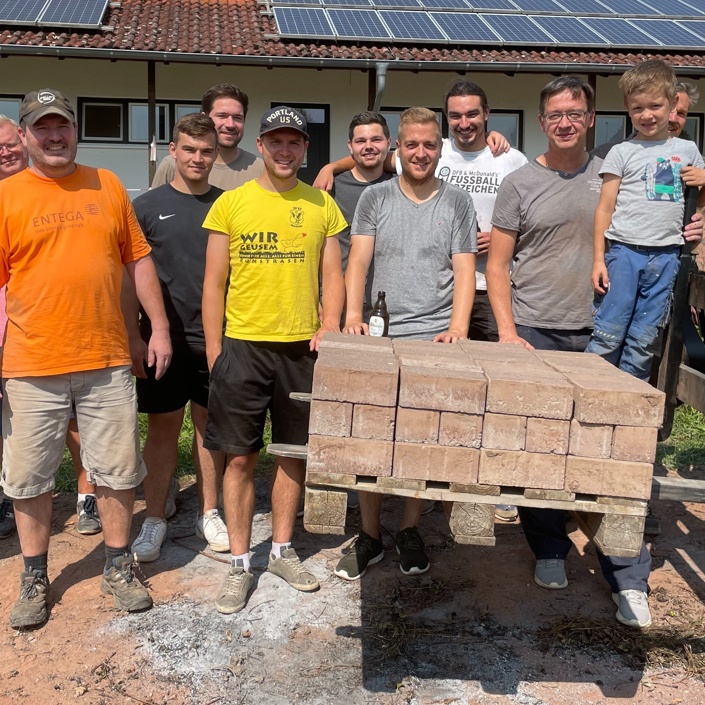 Bodenverdichtung für unseren neuen Kunstrasenplatz