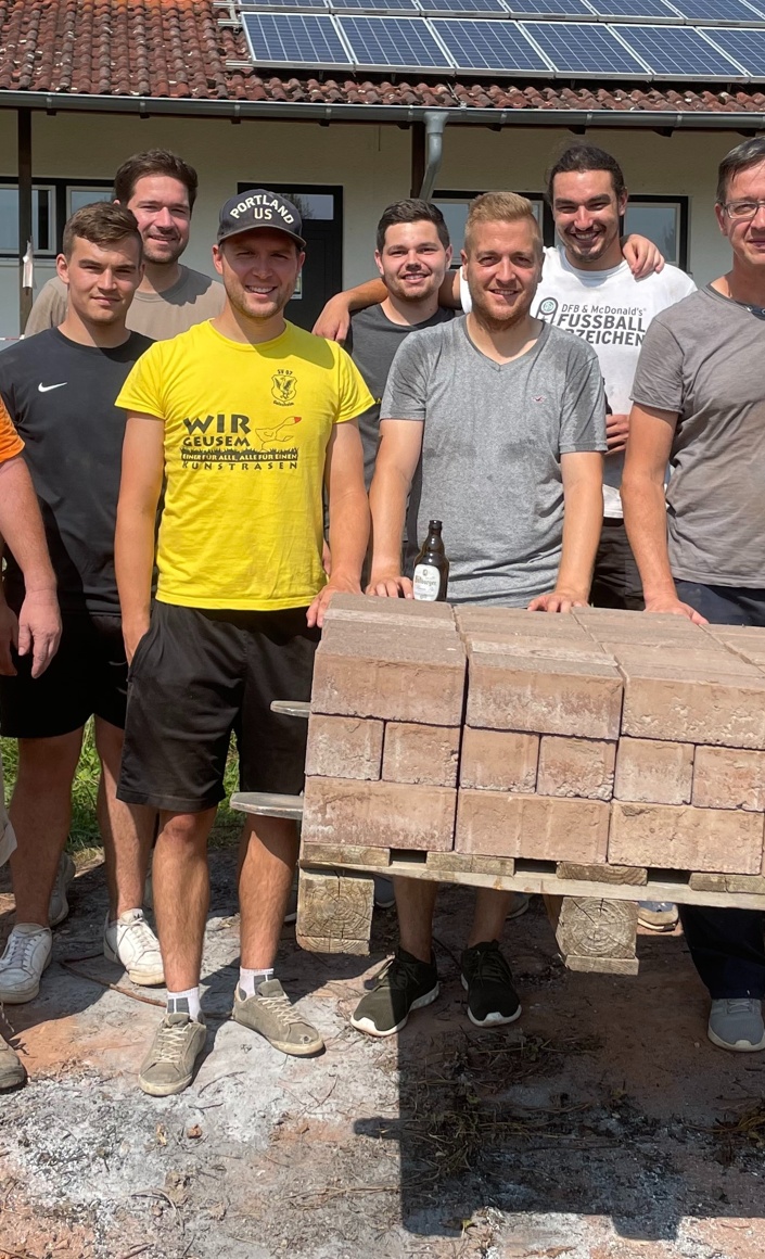 Bodenverdichtung für unseren neuen Kunstrasenplatz