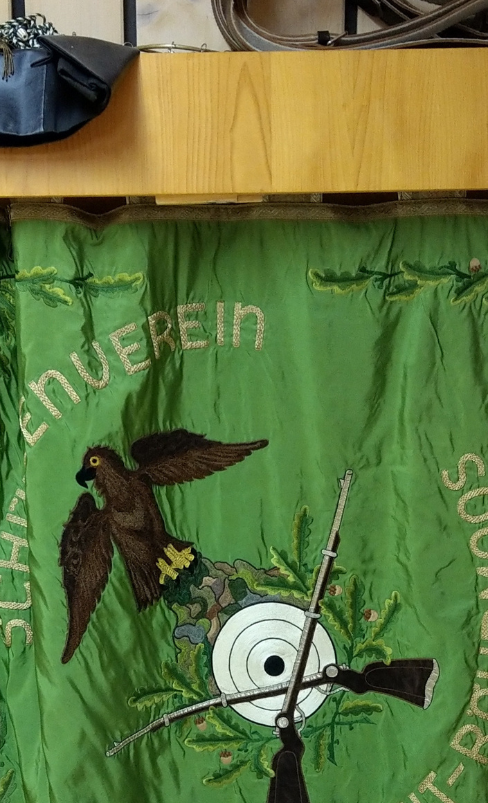Neuer Fahnenschrank