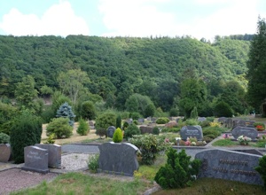 Sitzgruppe am Urnengarten auf dem Friedhof in Windeck-Rosbach