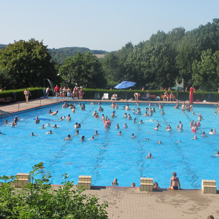 Neue Außenduschen für das Freibad Bösingfeld