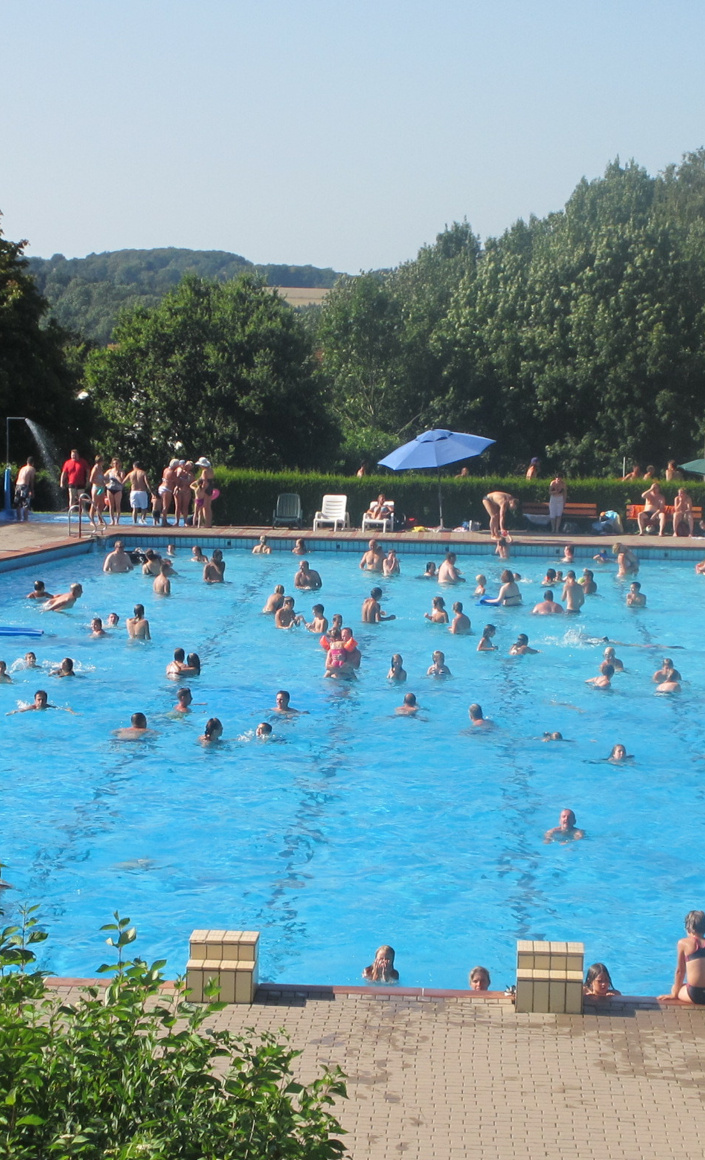 Neue Außenduschen für das Freibad Bösingfeld