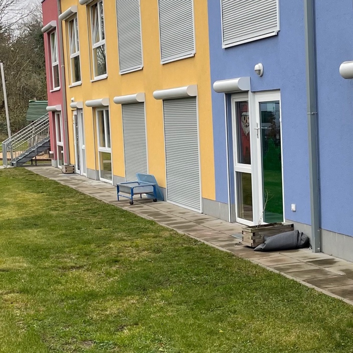 Sitzbänke auf dem KiTa Außengelände für unsere Niehler Pänz