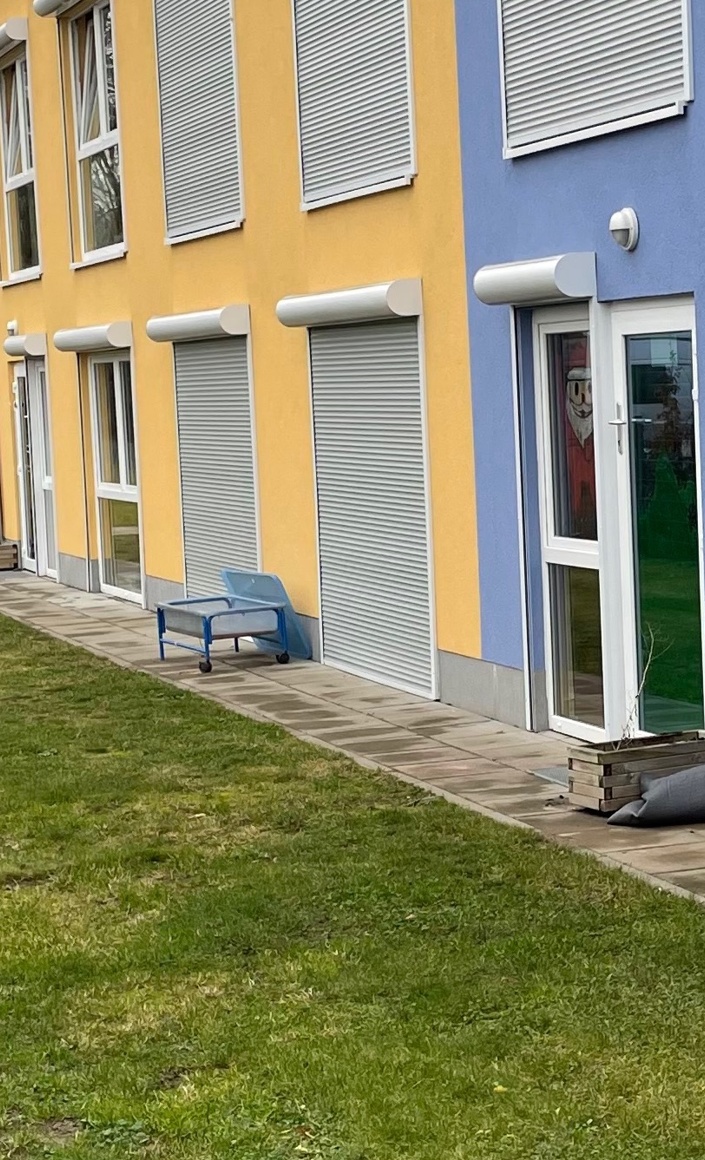 Sitzbänke auf dem KiTa Außengelände für unsere Niehler Pänz