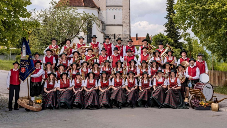 Neue Trachtentücher für den Musikverein Jengen