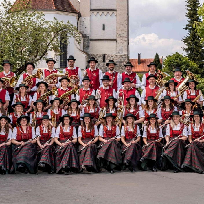 Neue Trachtentücher für den Musikverein Jengen