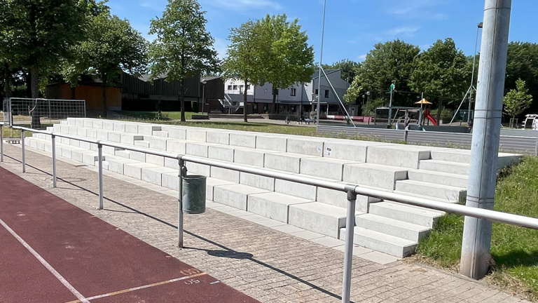 Bau eines Tribünendaches am Kunstrasenplatz