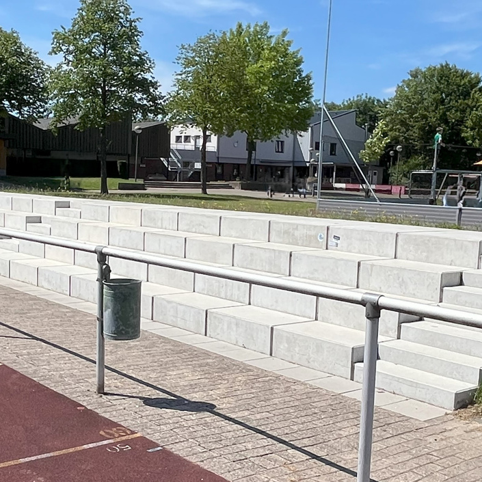 Bau eines Tribünendaches am Kunstrasenplatz