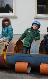 Kindergarten Ebernhahn: Fantasie-Spiel "Wald" & "Giraffe"