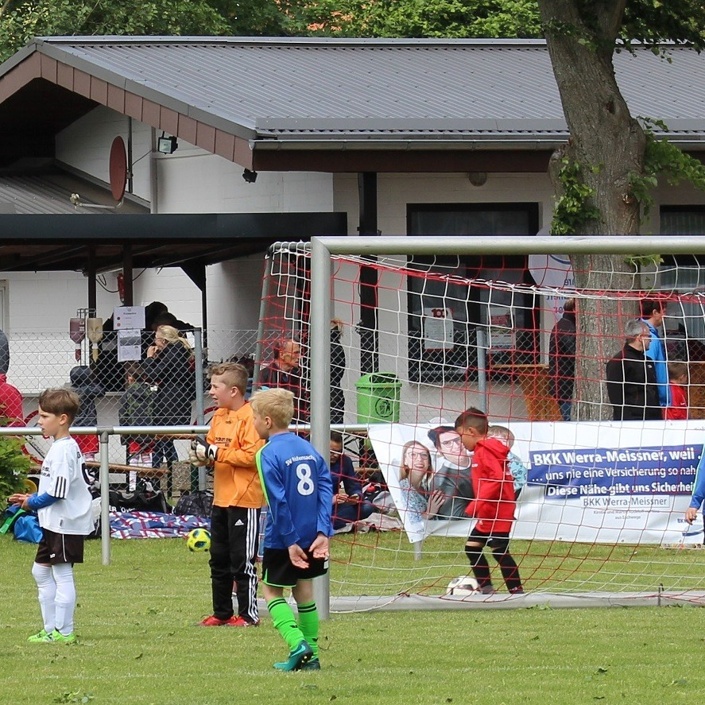Rasentraktor für Pflege der Sportanlage