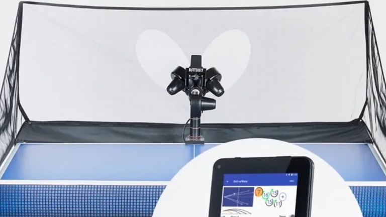 Trainingsroboter und weiteres Trainingsmaterial, Trainingsanzüge