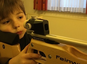Ein Jugendgewehr und Schießsportausrüstung