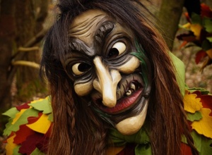 Anschaffung von Hexenmasken