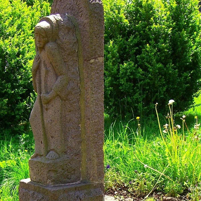 Einhausung Bartholomäus-Statue am Dorfbrunnen Würdinghausen