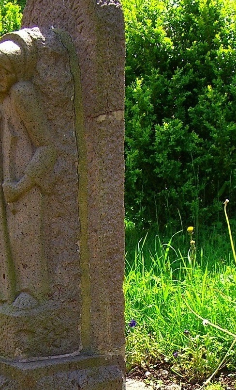 Einhausung Bartholomäus-Statue am Dorfbrunnen Würdinghausen