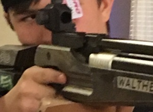 Ein Jugendgewehr und Schießsportausrüstung