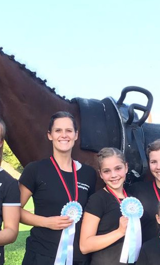 Neue Küranzüge für das Voltigier-Juniorteam