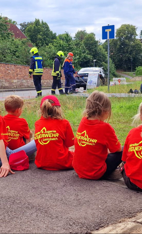 Erstausrüstung für die Kinder-und Jugendfeuerwehr Leimbach