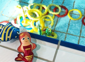 Schwimm-Trainingsgeräte und Geräteschrank
