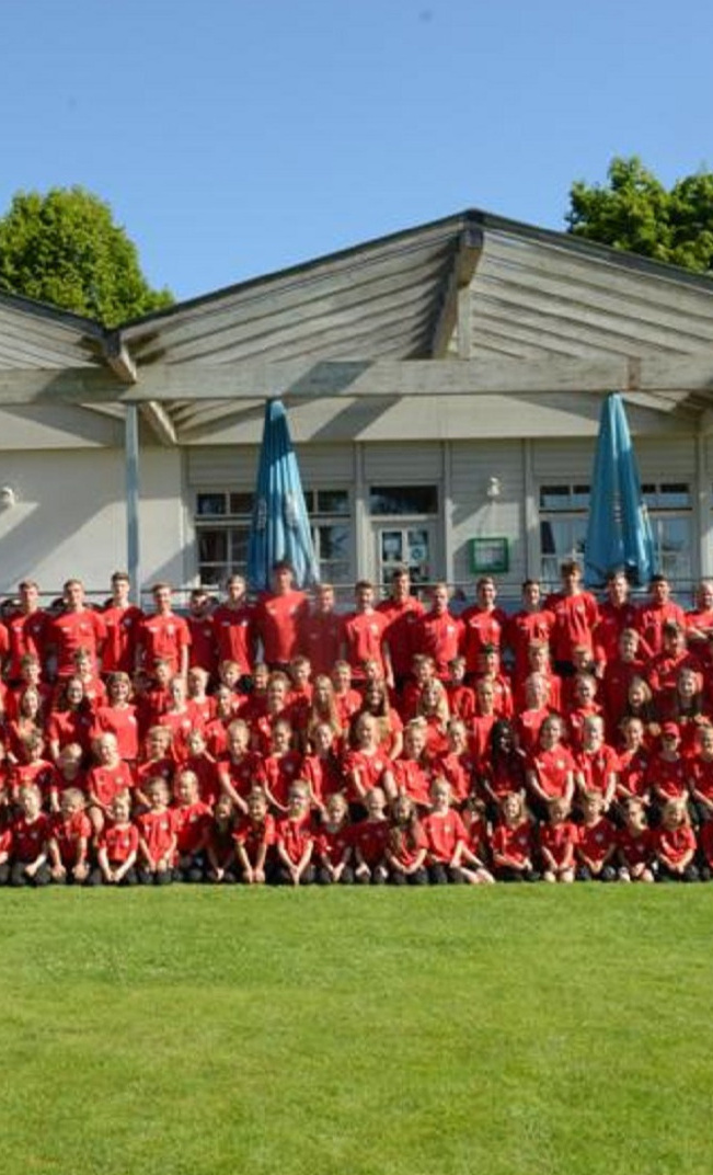 Kamera VEO CAM 3 & LED-Anzeigetafel am Hauptplatz für den FC Lengdorf