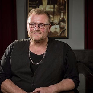 Musik hören + Kindern helfen