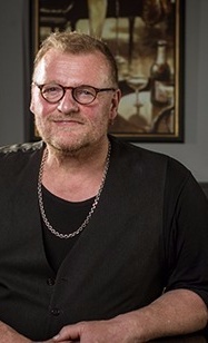 Musik hören + Kindern helfen