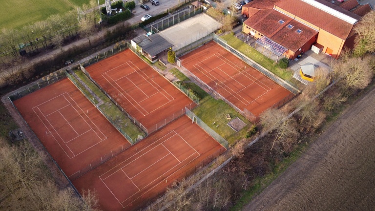 Ganzjahresplatz mit Flutlicht für die Tennisabteilung der SG Elte