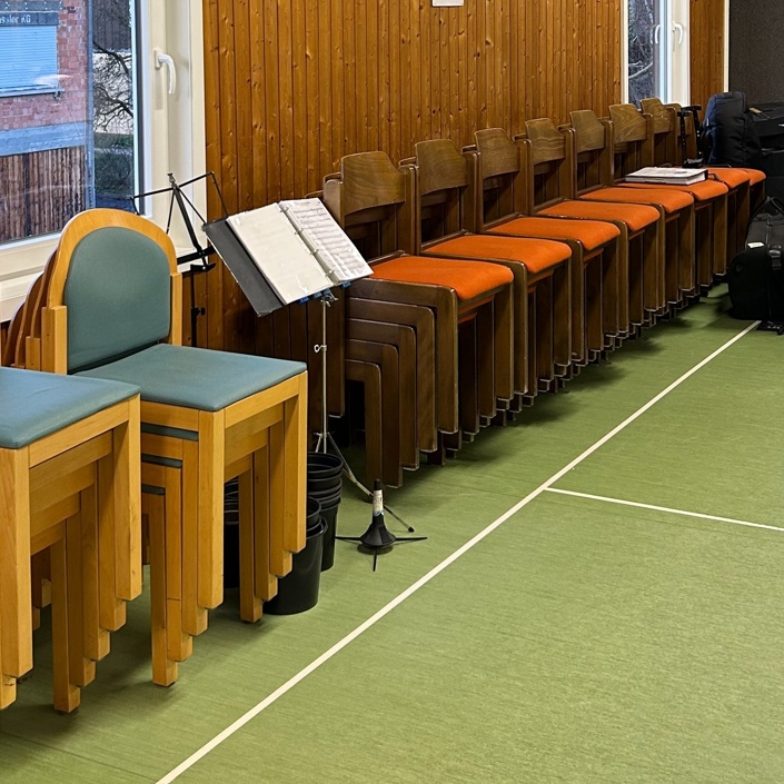 Neue Stühle und Tische für unser Musikerheim
