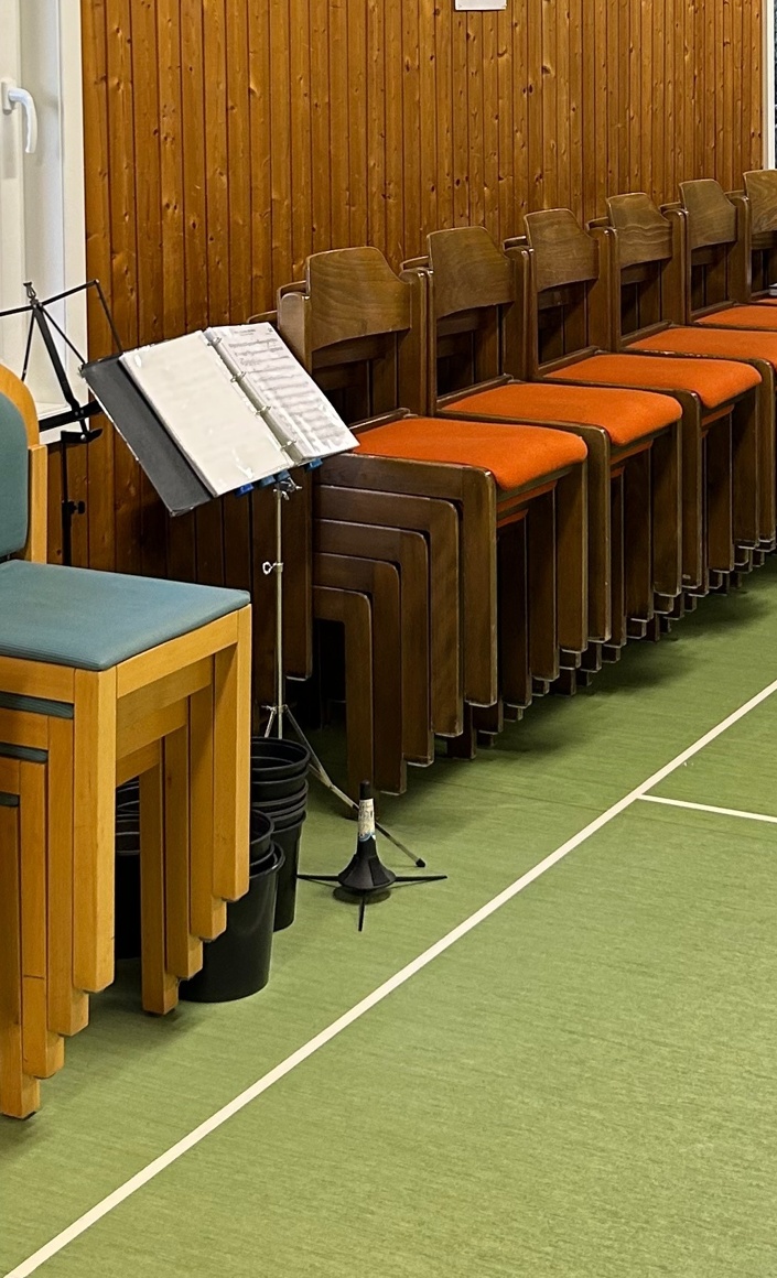 Neue Stühle und Tische für unser Musikerheim