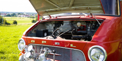 Feuerwehr küsst Oldtimer aus dem Dornröschenschlaf