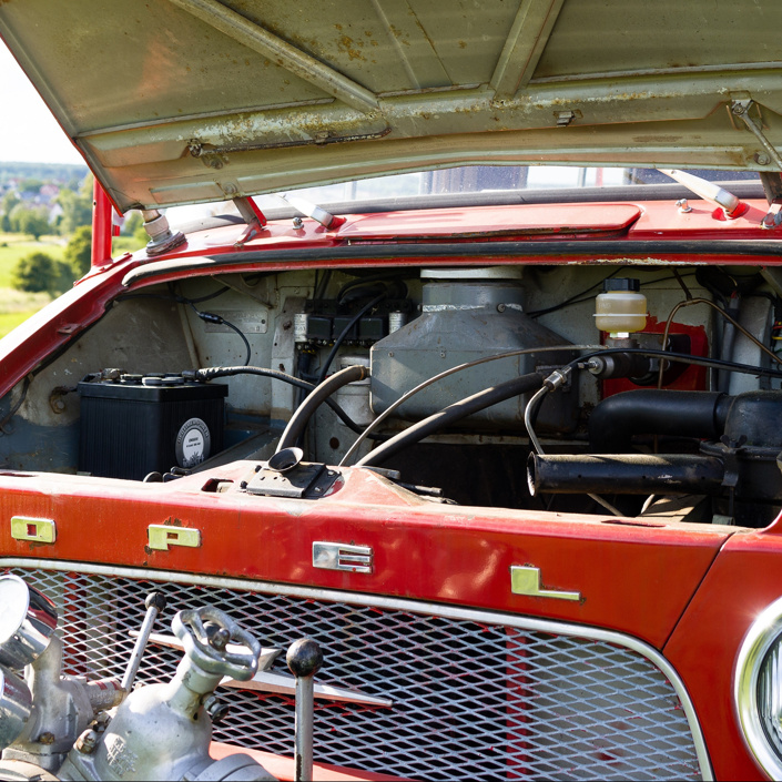 Feuerwehr küsst Oldtimer aus dem Dornröschenschlaf