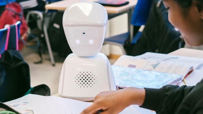 Kleiner Schulroboter hilft kranken Kindern
