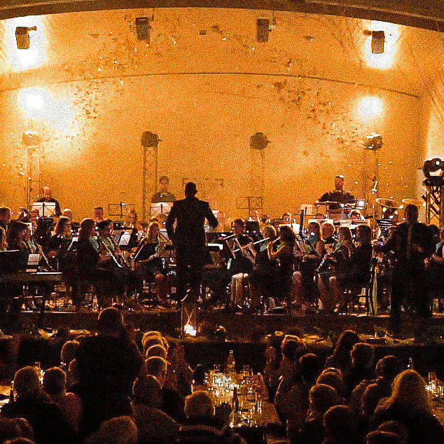 Neue Regenjacken für den Musikverein Sundern