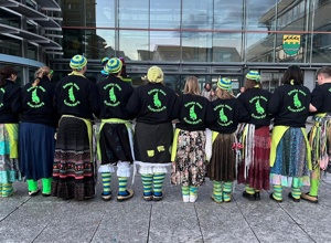 Schellahexa on Tour! Wir benötigen einen Planenanhänger