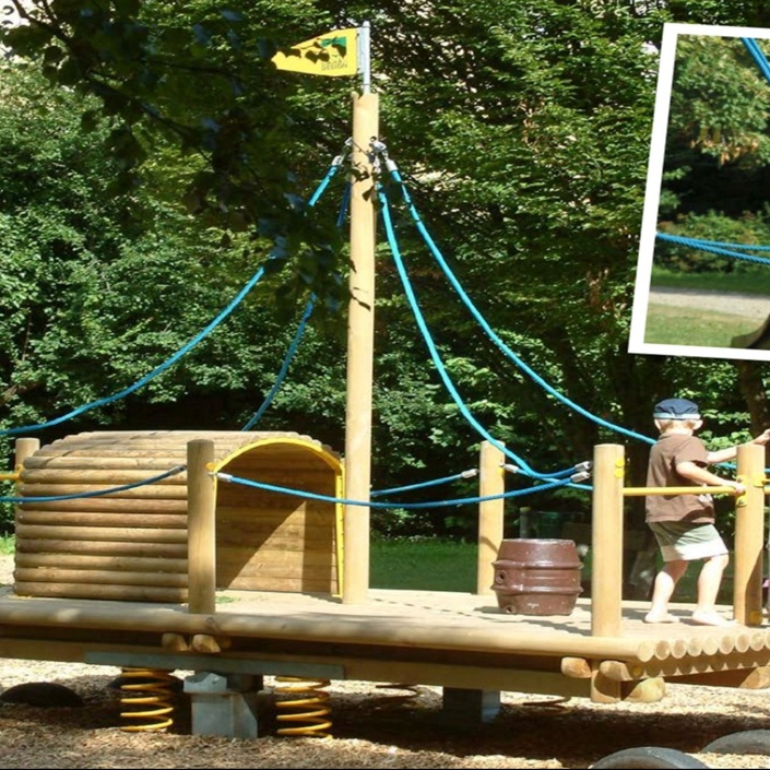 Spielplatz-Floß an der Alten Floßlände in Wolfratshausen