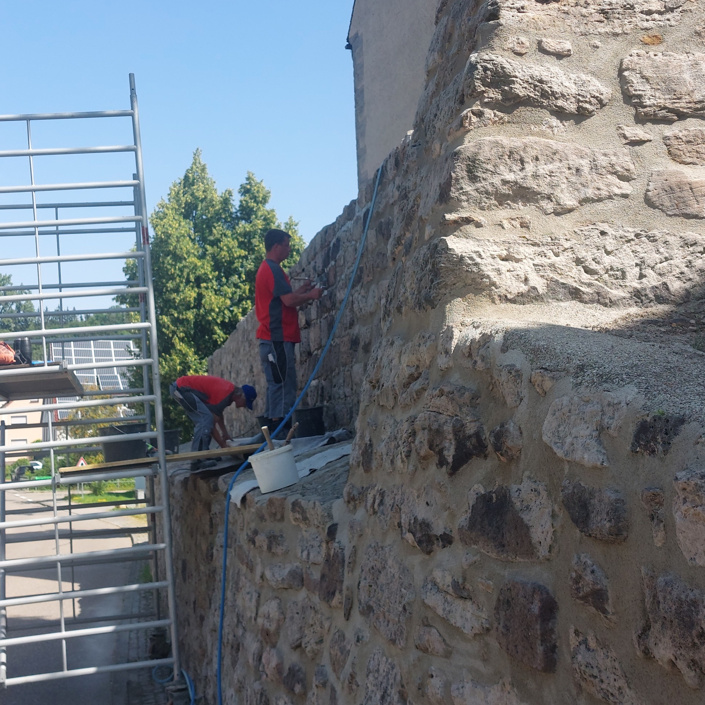 Sanierung der Kirchenmauer an der Kirche Waldtann