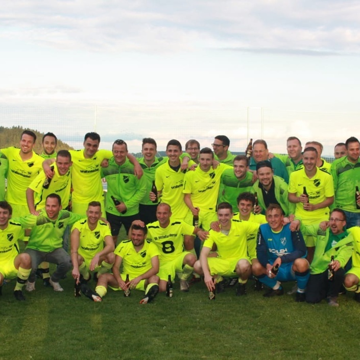 Einheitliche Trainingsanzüge für unsere aktiven Fußballer